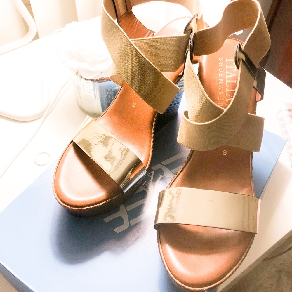 Gold sexy sandals.